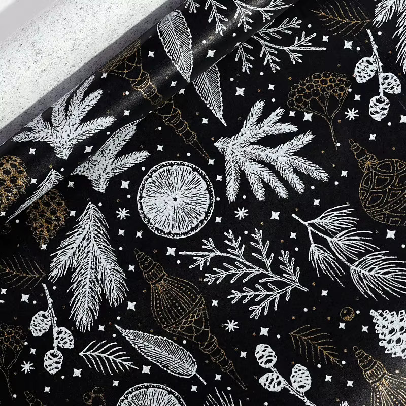Luxuriöses Geschenkpapier Rolle mit weißen Kiefernzweigen und goldenen Ornamenten in Dunkelgrau und Schwarz - Bild 5