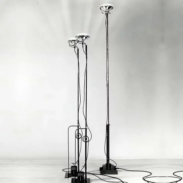 Toio Stehlampe in Italienischem Design aus Metall in Schwarz Weiß Rot und Chrom für Wohnzimmer Büro und Schlafzimmer - Bild 1
