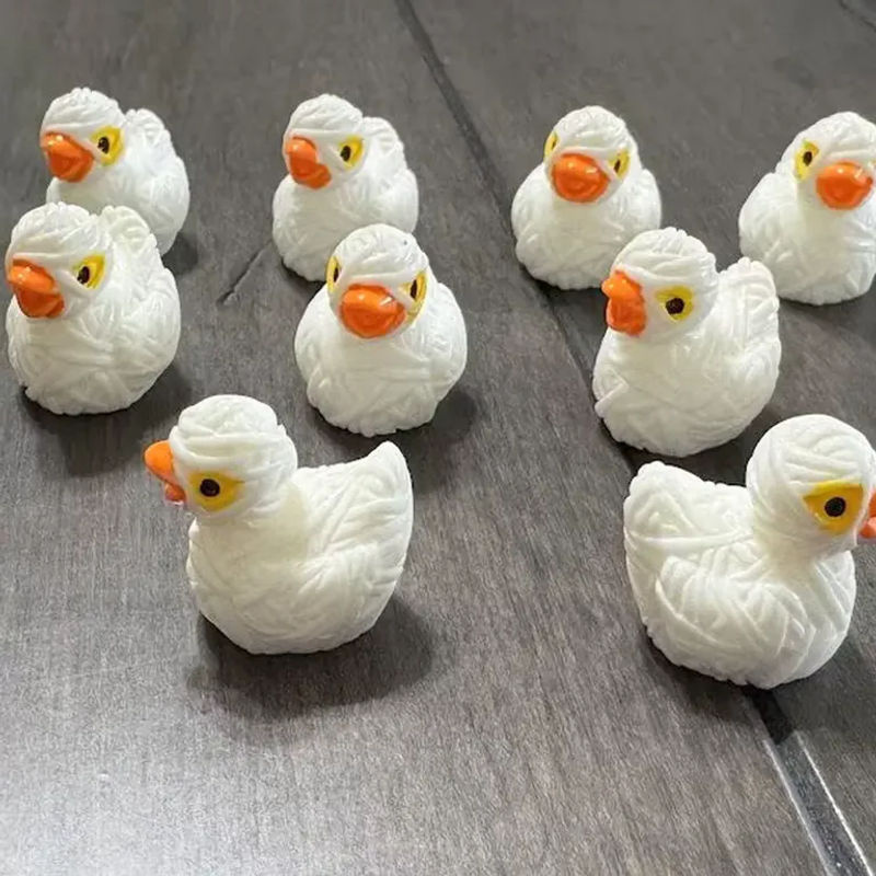 Miniatur Mumien-Enten Figuren aus Kunstharz in Weiß für Halloween Dekoration und DIY Micro Landschaften - Bild 3
