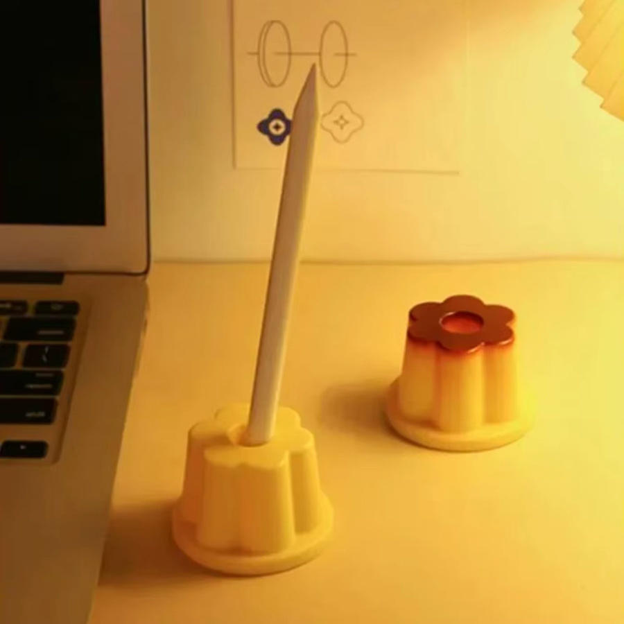 Niedlicher Schreibtisch-Stifthalter mit Pudding-Motiv aus Kunststoff für deine Schreibtischdekoration - Bild 2