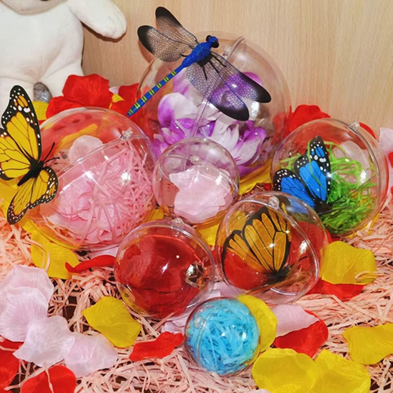 Transparente Weihnachts-Dekokugel aus Kunststoff als offene Geschenkbox zum Aufhängen - Bild 4