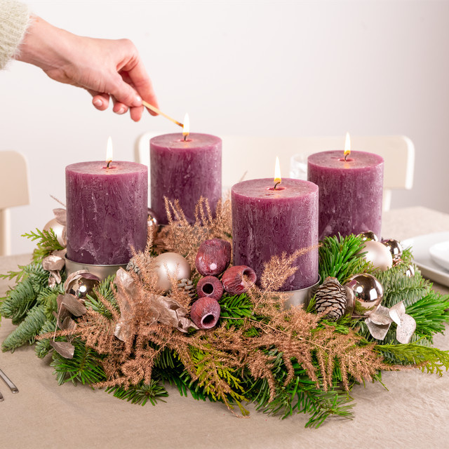 Moderner Adventskranz Glorious Christmas von BLUME2000 in Purple und Green, Tischkranz für die Adventszeit, Durchmesser: 35 cm - Bild 1