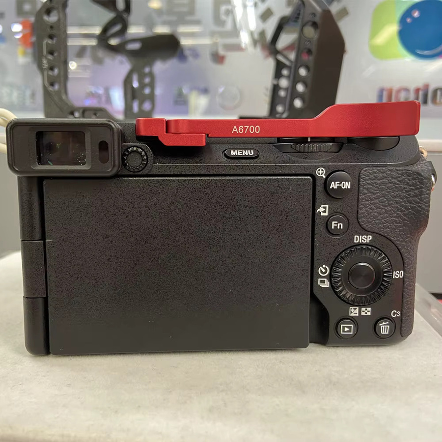 Sony Faltbarer Metall-Blitzschuh Daumen-Griff für Alpha 6700 ILCE-6700 A6700 in Rot - Bild 4