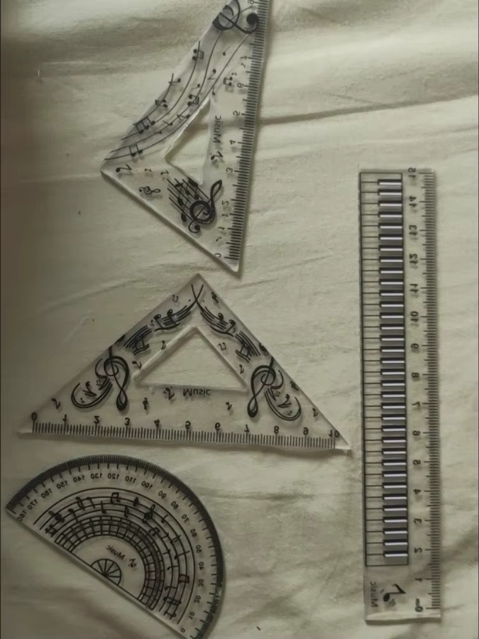 Transparentes Musiknoten-Lineal-Set mit Klaviertastatur-Design bestehend aus geraden, Dreieck- und Kreislinealen aus Kunststoff für den Schulbedarf - Bild 3