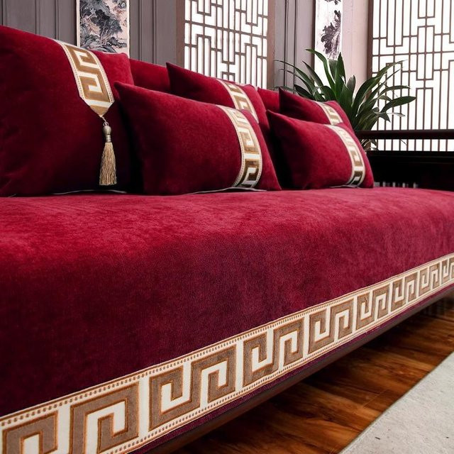 Luxuriöser Sofabezug mit Stickerei in Gold und Rot, rutschfestes Design aus Samt für das Wohnzimmer, B/H: 90 x 120 cm - Bild 1