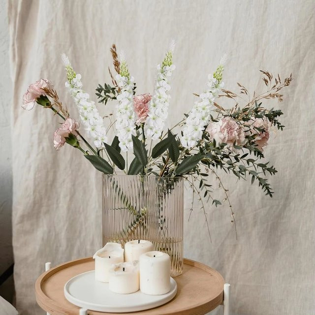 Künstliche Blumen XIAOYINMO Hyazinthen in Rattan-Optik mit Glasvase, Beige-Weiß, Florale Dekoration für Tisch und Garten - Bild 1