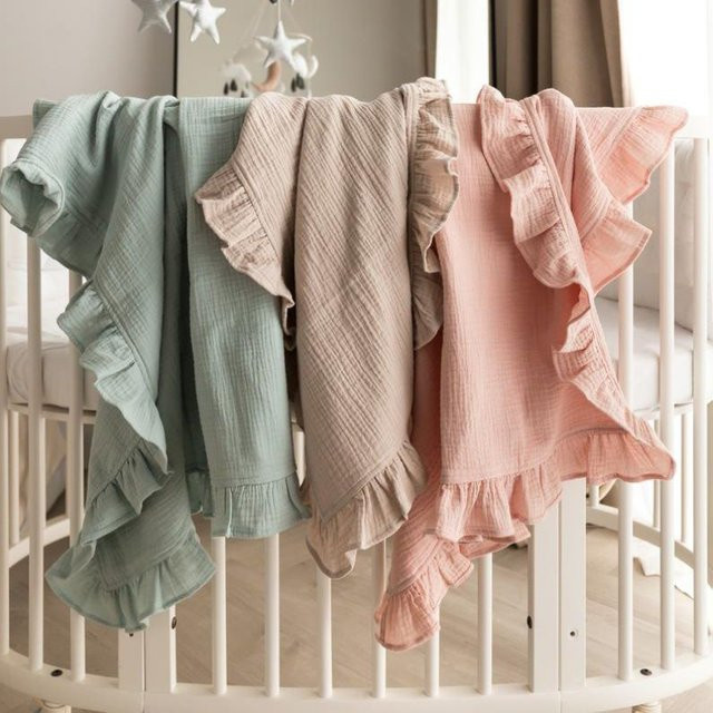 Babydecke aus Bio-Baumwolle in Beige, Musselin-Wickeltuch für Neugeborene mit Rüschen - Bild 1