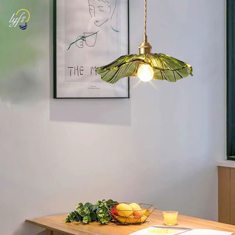Moderne LED Anhänger Lampe von lyfs aus Kristall und Metall in Gold/Messing mit grünem Akzent für Wohnzimmer, Schlafzimmer oder Esszimmer - Bild 2