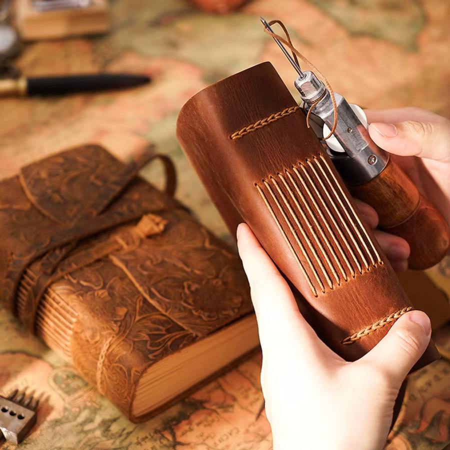Handgefertigtes Retro-Reisetagebuch aus braunem Leder mit Hardcover und Papier für deine Notizen und Skizzen - Bild 2