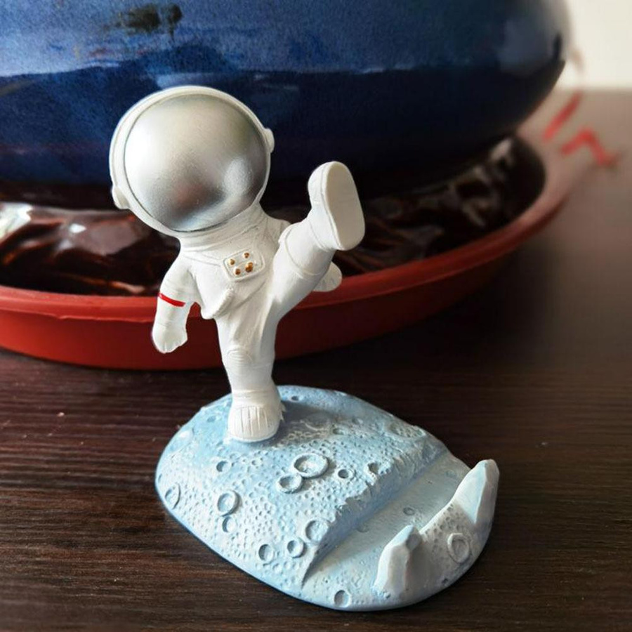 Niedlicher Astronaut Handyhalter aus Harz für Schreibtisch und Büro, B/T/H: 9,0 x 10,0 x 6,5 cm - Bild 3