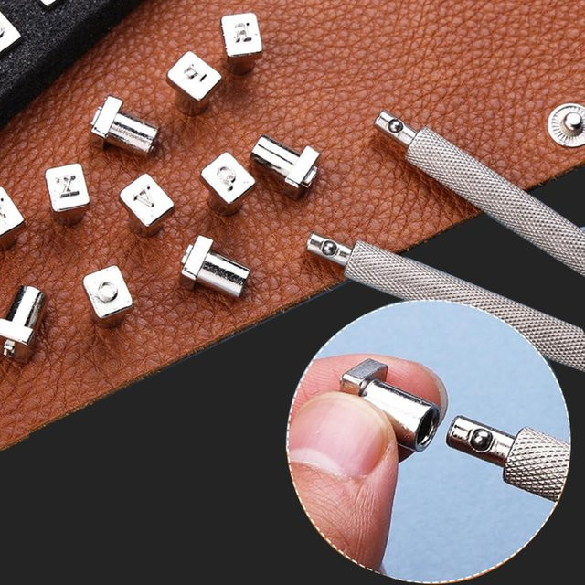 Digitaldruck-Stanzset aus Metall in Silber mit 26 Großbuchstaben und 9 arabischen Ziffern - Bild 1