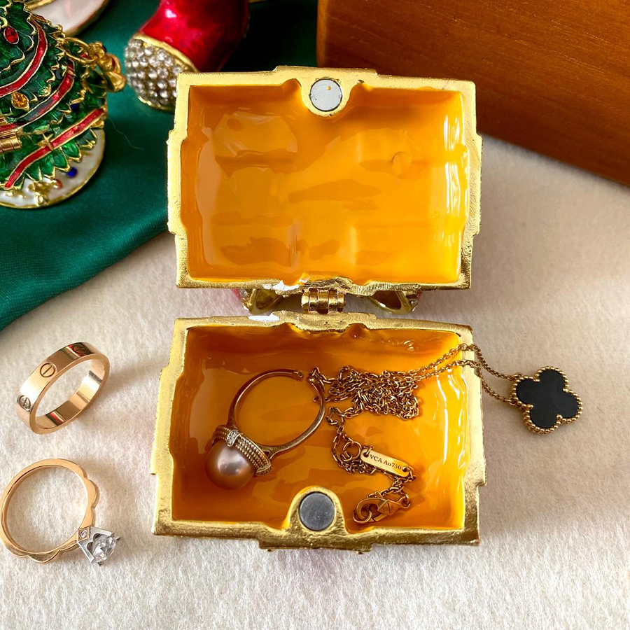Schmuckkästchen von Yiran Furniture aus emailliertem Metall in Gold mit Ringhalter und Figuren als Sammlerstück - Bild 2