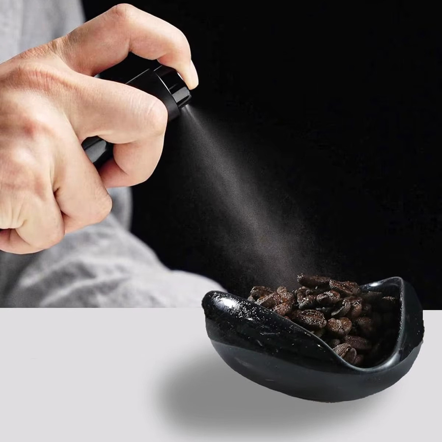 Leeseph Barista-Zubehör-Set mit Kaffeebohnen-Dosierbecher, Sprühflasche und Keramik-Einzeldoschtablett in Schwarz oder Weiß - Bild 6