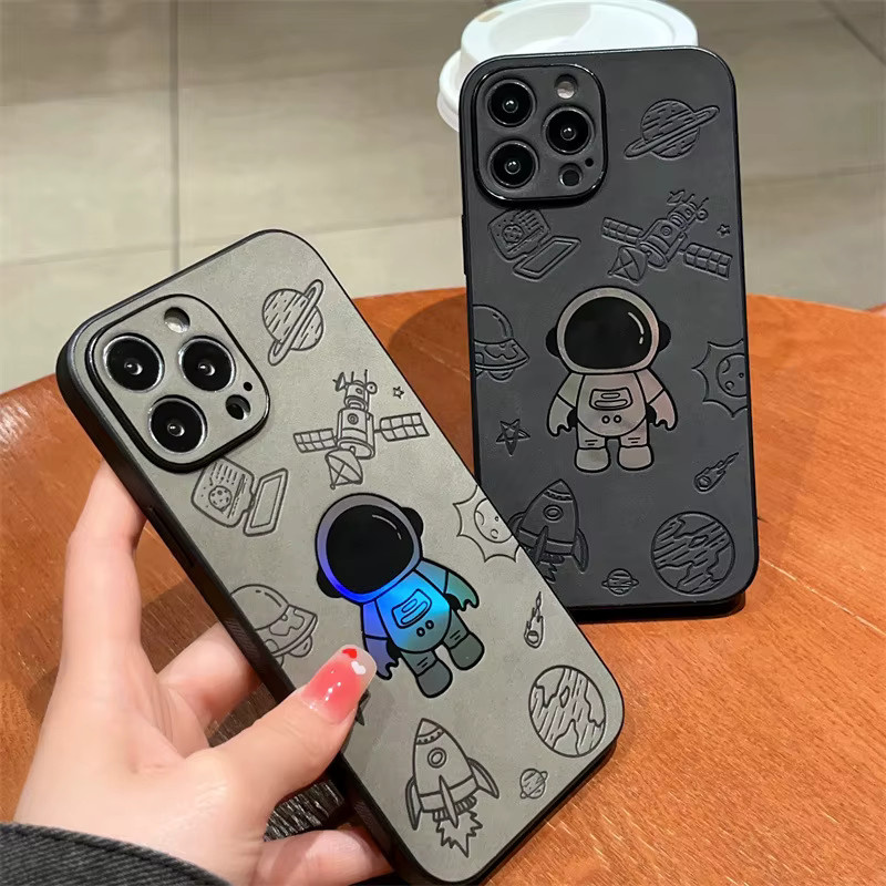 Stoßfeste Handyhülle mit Cartoon Astronaut Laser Design und Ledertextur für iPhone Modelle in Schwarz von MUQGEW - Bild 4