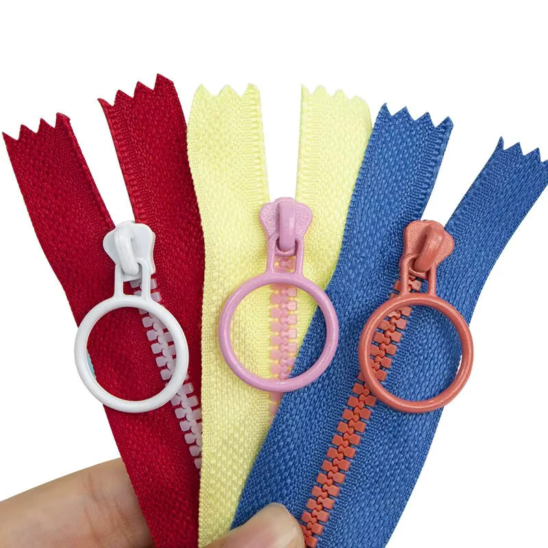 10er Set kleine Reißverschluss-Handtaschen und Stifttaschen aus Kunstharz in Beige und Multicolour - Bild 3