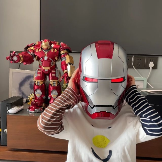 Marvel Electric Iron Man MK50 Helm, Modellspielzeug, mit Sprachsteuerung und leuchtenden Augen - Bild 1