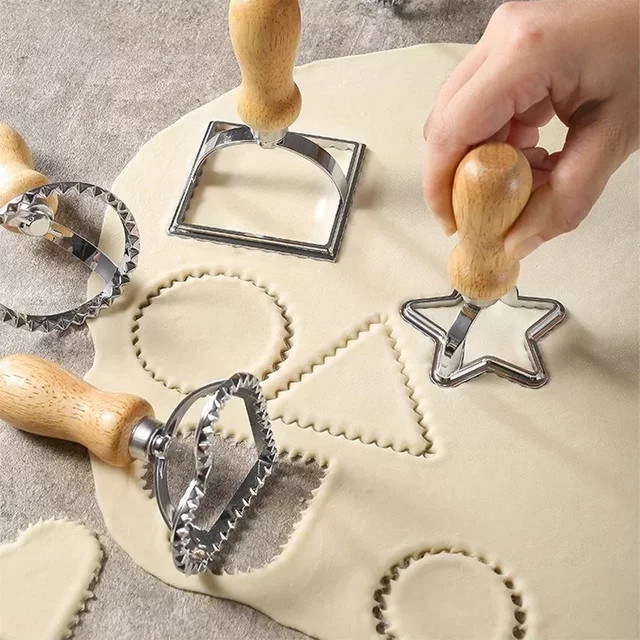 Quadratischer Teigschneider aus Zinklegierung in Silber für Pasta, Ravioli und Pizza - Bild 1