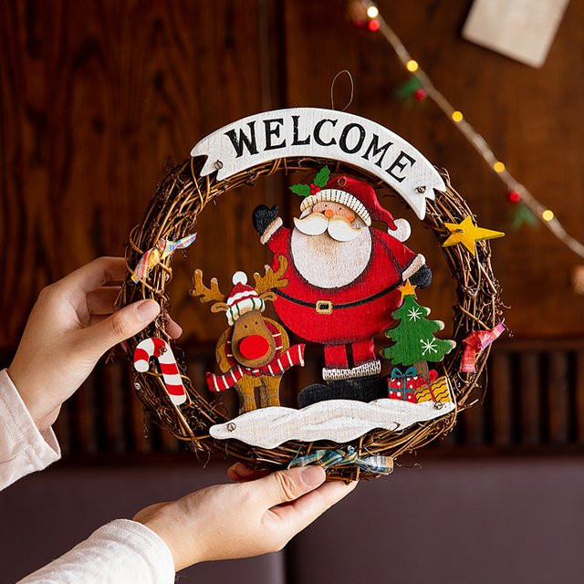 Festliche Weihnachts-Blumengirlande als hängendes Ornament aus Glas und Holz in Mehrfarbig für Fenster und Türdekoration - Bild 1