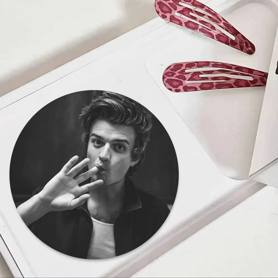 Brosche Actor Joe Cool Keery, Emaille-Pin, Metall, rund, multicolour - Bild 6