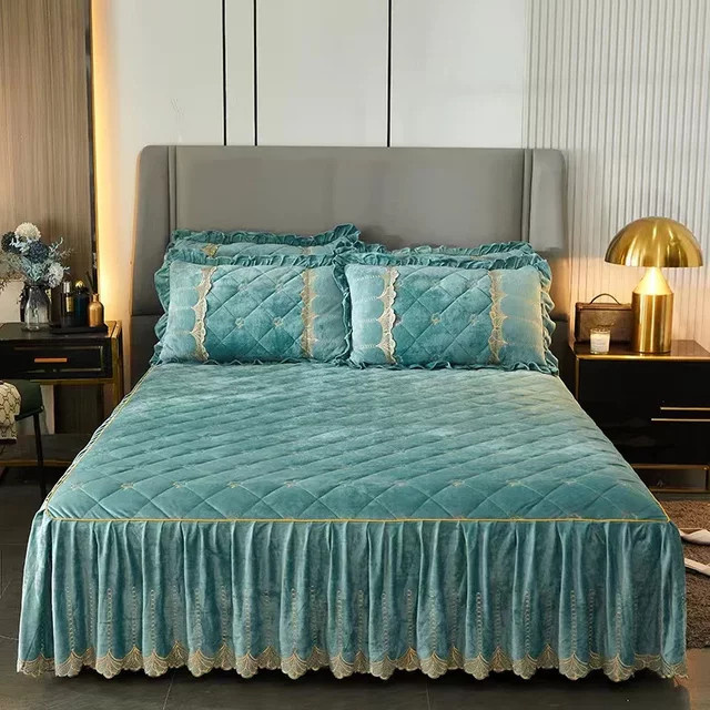 Mtuove Luxus Tagesdecke aus gestepptem Kristall-Samt und Fleece mit Spitze in Rot - Bild 1