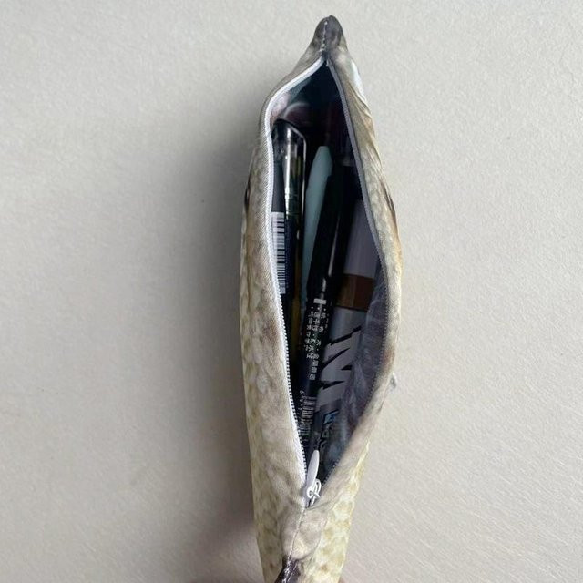 Niedriges Federmäppchen im Fischdesign als tragbare Schreibwaren-Aufbewahrungstasche für Schüler in Mehrfarbig - Bild 1