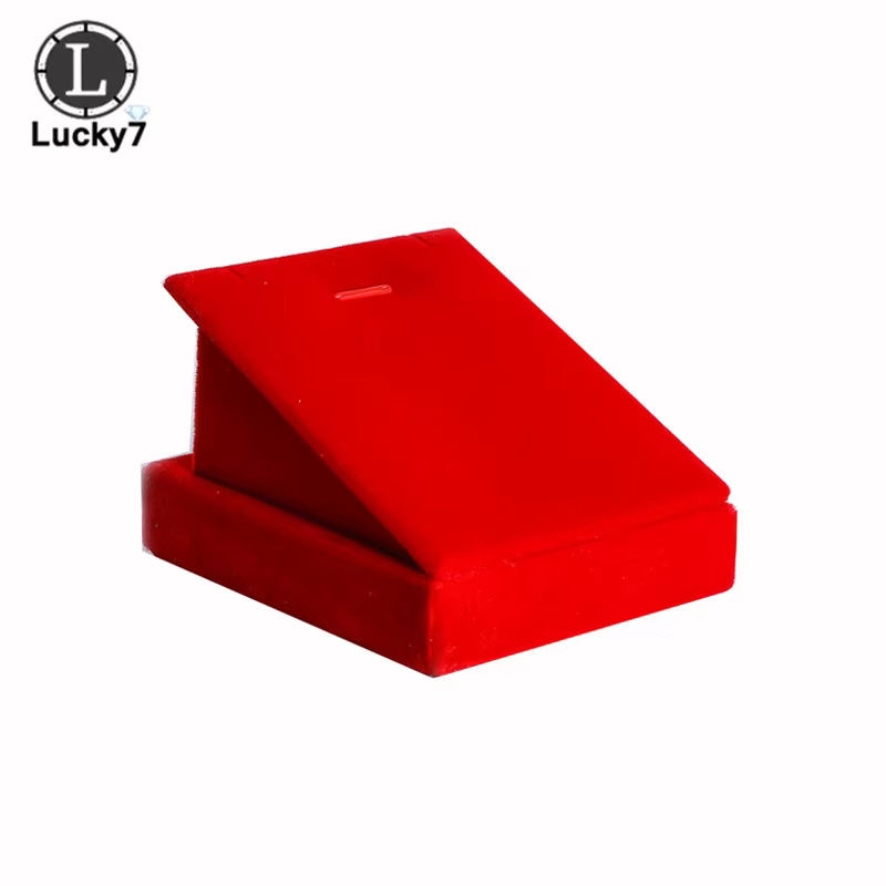 Schmuckdisplay Halterung für Anhänger und Halsketten von luckyiasv aus PU Leder und Samt in Rot - Bild 2