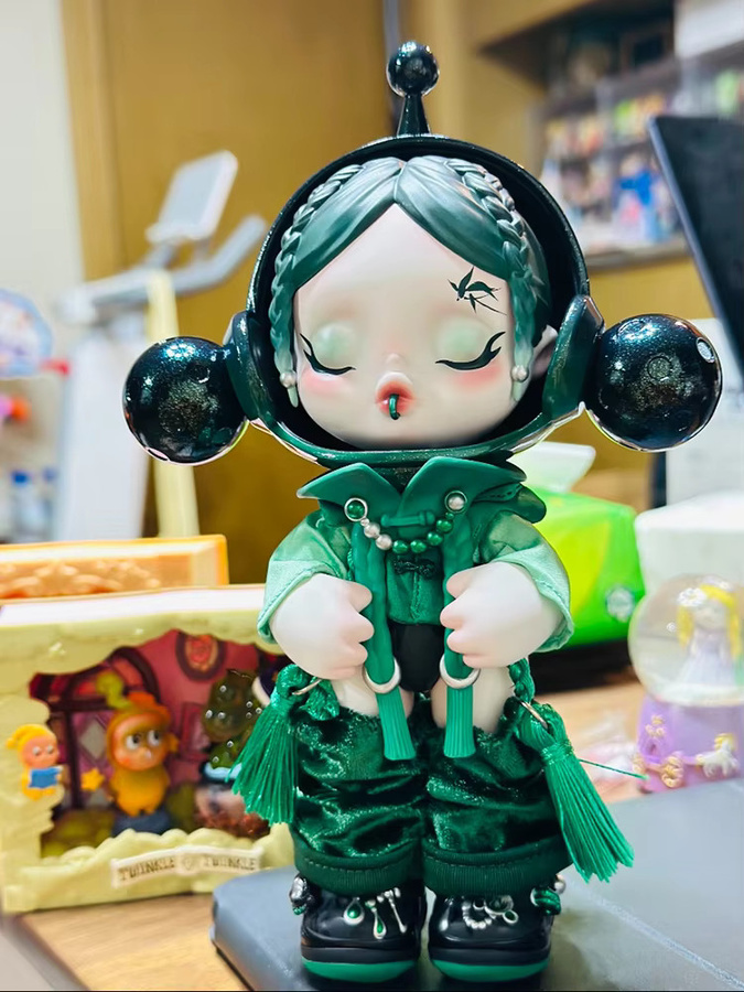 PopMart Limited Edition SKULLPANDA X CROCS OOTD Serie Kawaii Sailor Moon Actionfigur Mystery Box - Bild 1