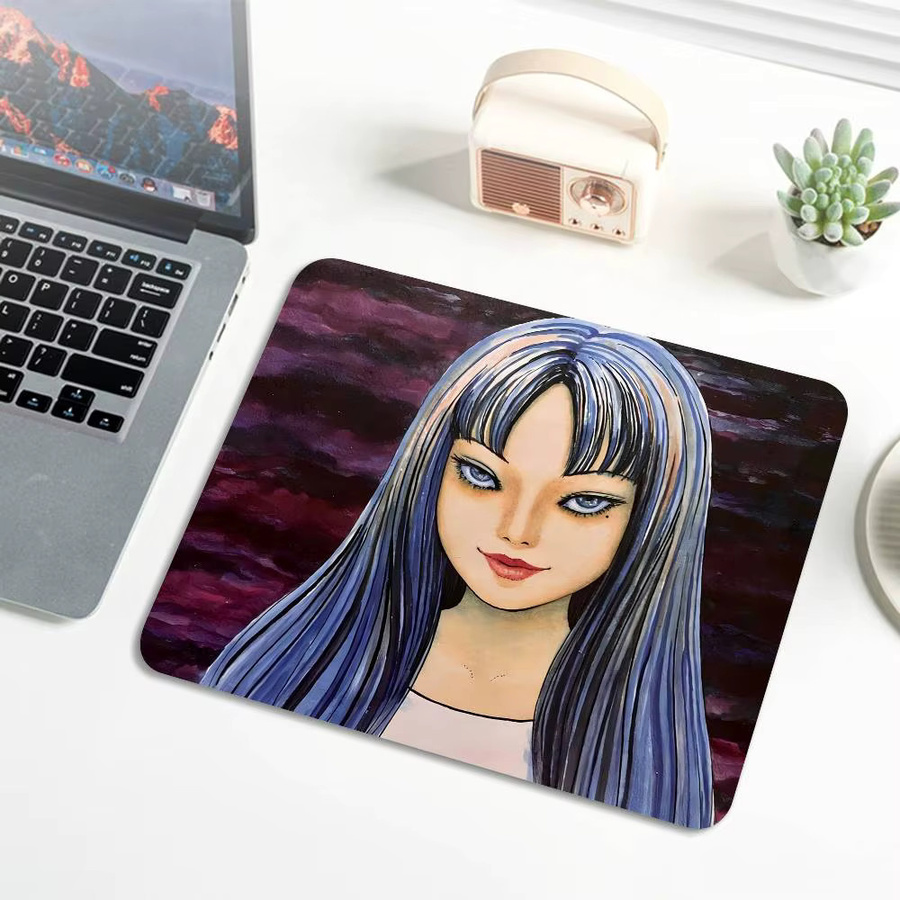 Rastar Junji Ito Tomie Retro Kawakami Mini-Mauspad in Multicolour mit genähtem Rand und rutschfester Gummibasis - Bild 4