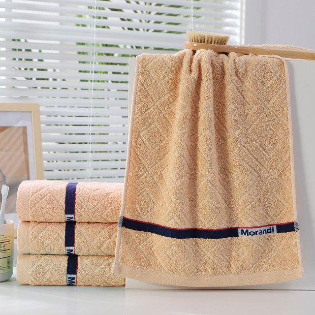 Personalisierbares Baumwollhandtuch mit Stickerei von Yiran Furniture in Beige, Braun, Grün oder Pink, B: 33 cm, L: 73 cm - Bild 1