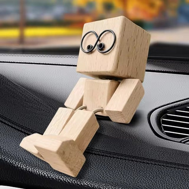 Handgefertigte Holzmann-Figur von YESPLEASE als Wackelkopf-Puppe mit beweglichen Füßen für das Auto-Armaturenbrett oder als Desktop-Dekoration aus Holz - Bild 1