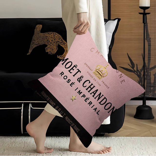 M-Moet C-Chandon Anime Kissenbezug mit Grafikdesign in Pink, B/H: 45 x 45 cm - Bild 1