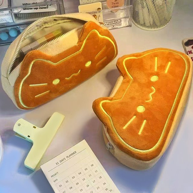 Kawaii Katze Plüsch Federmäppchen in Pink als ästhetische Briefpapiertasche für Capybara Liebhaber - Bild 1