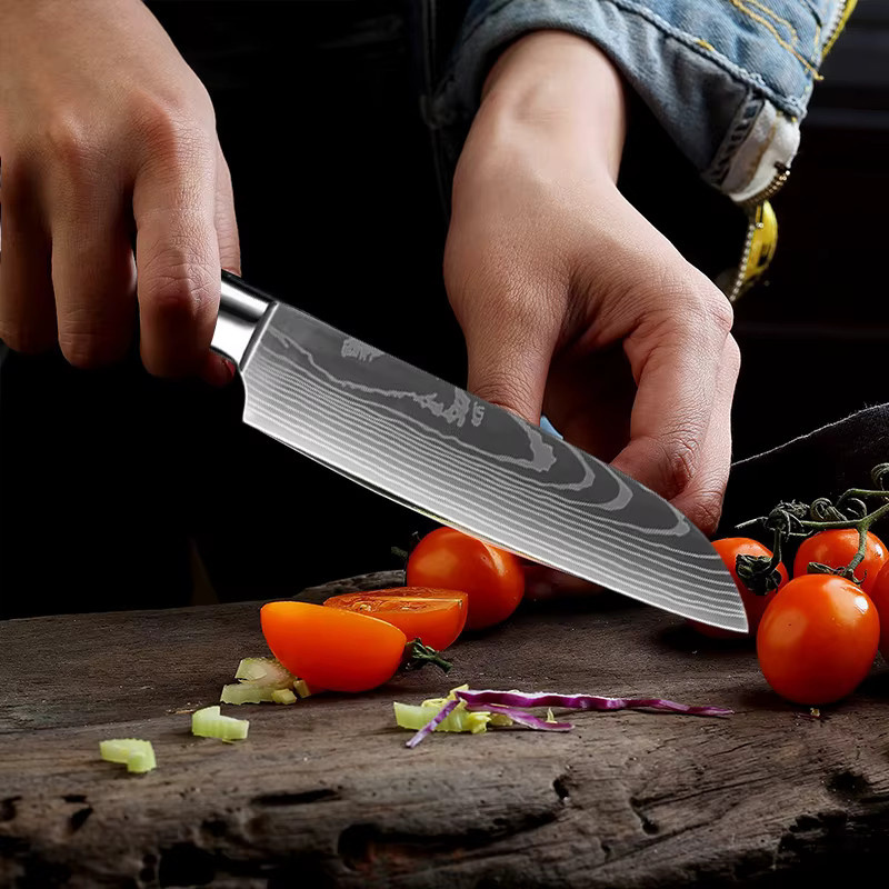 InLeung Santoku Küchenmesser aus Edelstahl mit Damast-Muster in Silber und Holzgriff - Bild 4