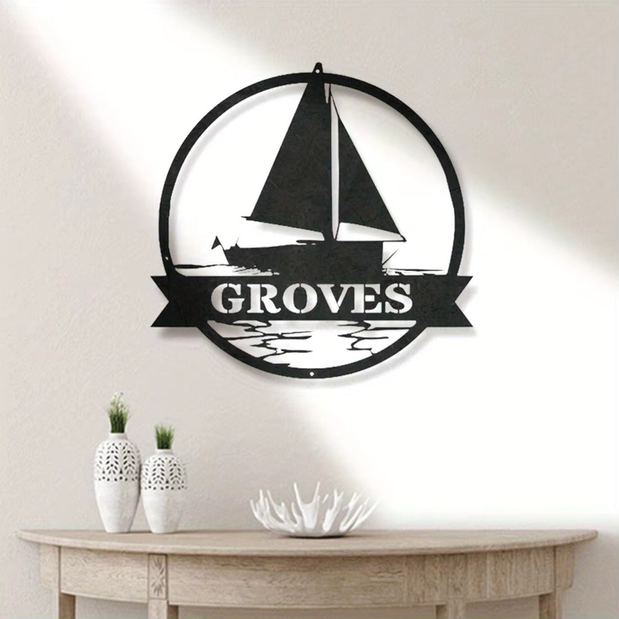 Personalisiertes Metall-Wandkunst-Schild von Hello Young mit nautischem Segelboot-Design und Monogramm in Schwarz, rundes Metall-Namensschild zum Aufhängen - Bild 2