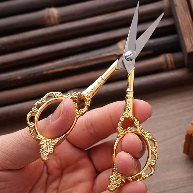 Vintage-Schere aus Edelstahl in Gold für Näharbeiten, Stickerei und Basteln - Bild 2