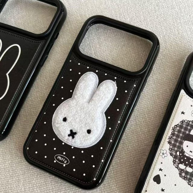 Personalisierte Miffy Hase Handyhülle für Apple iPhone 17 Pro Max, 16 Pro, 15 und 14 in Schwarz - Bild 1