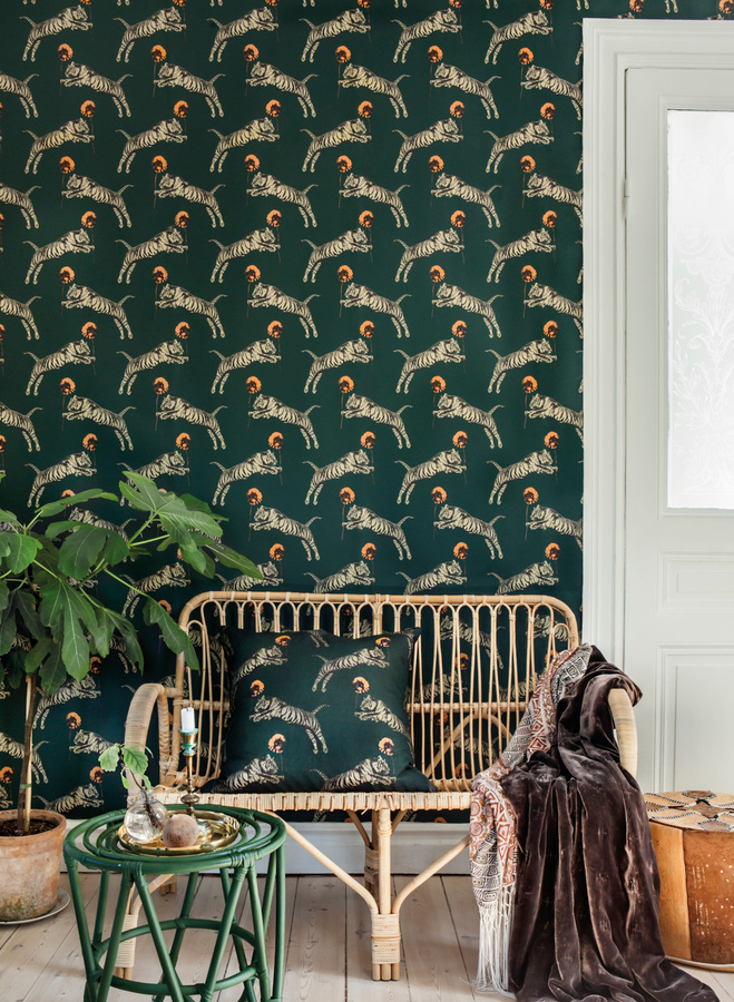 Studio Lisa Bengtsson Tapete Poppy Green Non-Woven mit Tiermotiv im skandinavischen Design - Bild 1