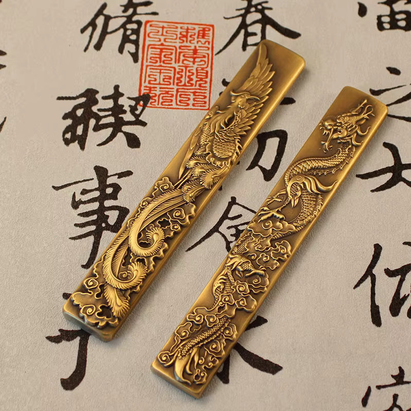 Briefbeschwerer aus Messing im antiken chinesischen Stil mit Handmalerei und Kalligraphie in Gold von suvtoper - Bild 2