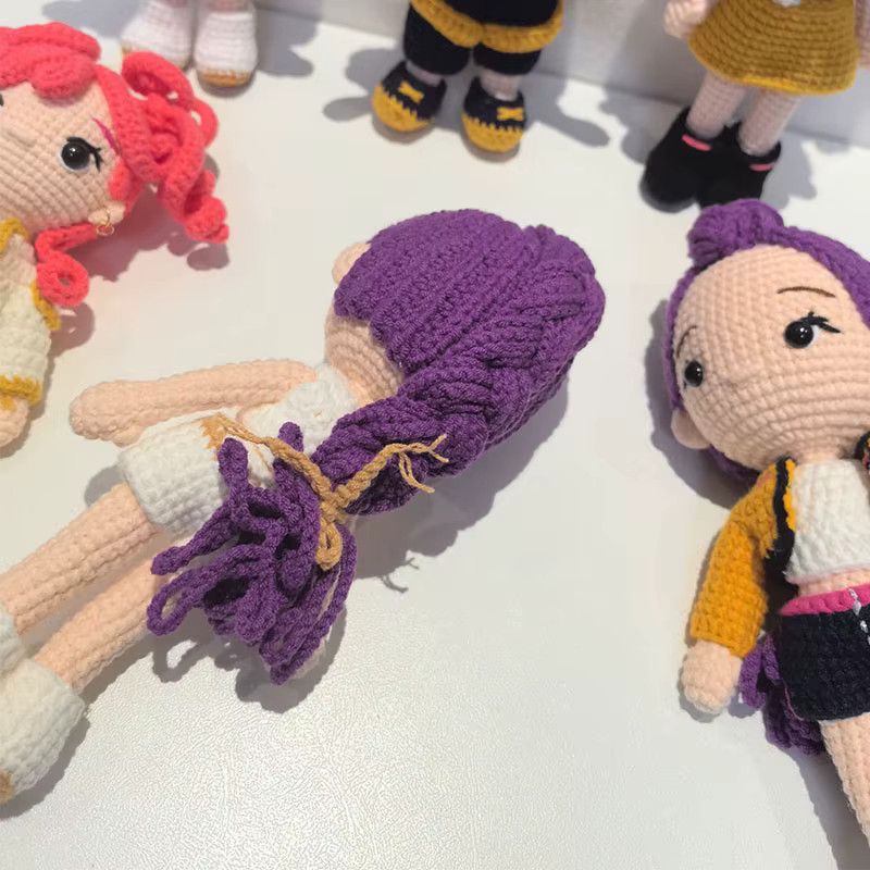 Handgefertigte Zoey-Strickpuppe als Häkelpuppe für Kinder und als dekoratives Wohnaccessoire - Bild 2