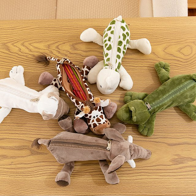 Plüsch Etui mit Cartoon Tier Motiven Elefant oder Löwe von CHENJ als Schreibwaren-Aufbewahrungstasche für Kinder in Mehrfarbig - Bild 1