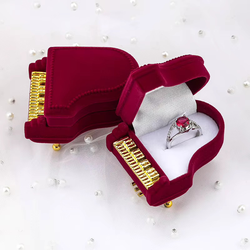 QIAO Schmuckschatulle aus Samt und Tüll in Rot für Eheringe, Ohrringe, Halsketten und Armbänder - Bild 4