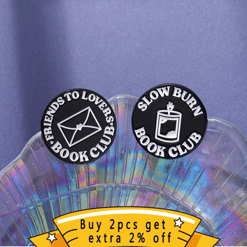 Emaille Pin Enemies To Lovers Slow Burn Book Club, Brosche - Bild 2