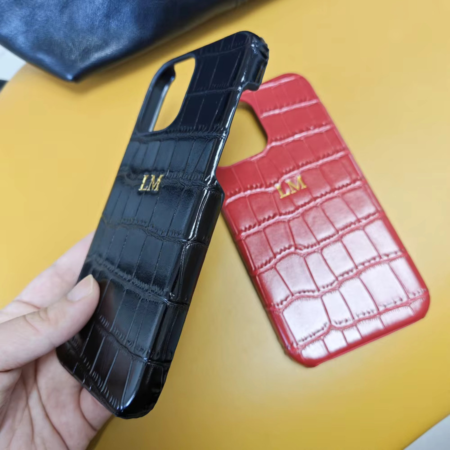 Personalisierbare iPhone Hülle aus luxuriösem Krokodil-PU-Leder mit Buchstaben und Namen in Rot - Bild 2