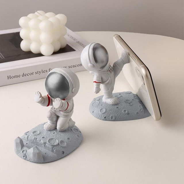 Niedlicher Astronaut Handyhalter aus Harz für Schreibtisch und Büro, B/T/H: 9,0 x 10,0 x 6,5 cm - Bild 1