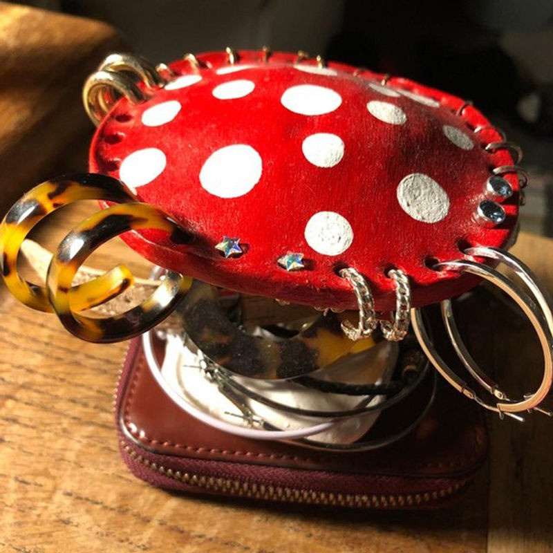 Chenxiaogang Ohrring-Aufbewahrungsständer in Pilzform aus Kunstharz, rot/rosa Dekoration für den Schreibtisch - Bild 1