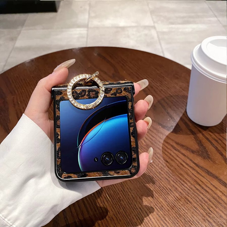 Motorola Moto Razr 50 60 70 Ultra Schutzhülle aus Leoparden-Leder mit Plüsch-Textur und Diamantring-Schnalle in Braun/Multicolor - Bild 2