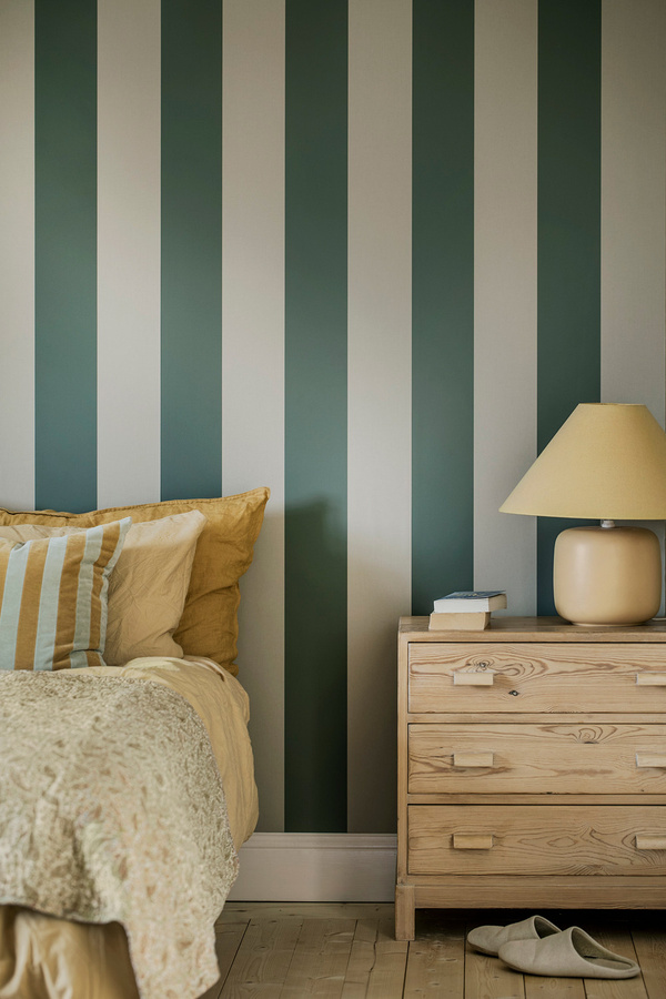 Ulricehamns Tapetfabric Wallpaper Lineup Tactile Lush Hills abstrakte Vlies Tapete in Grün im skandinavischen Design - Bild 1