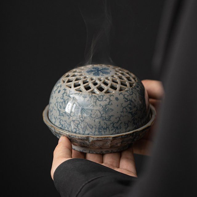 Seladon Weihrauchhalter aus Keramik mit Blumenmuster in Grün und Blau für dein Teehaus oder Home Decor - Bild 1