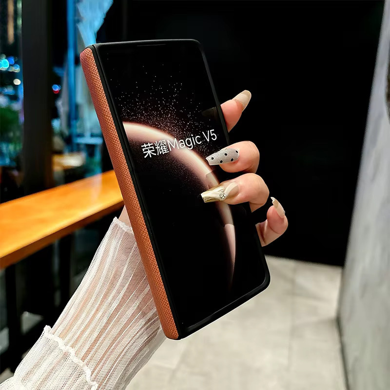 Stoßfeste Honor Magic V5 und V3 Fold 5G Smartphone Hülle mit magnetischem Scharnier und Lederzubehör in Braun - Bild 2