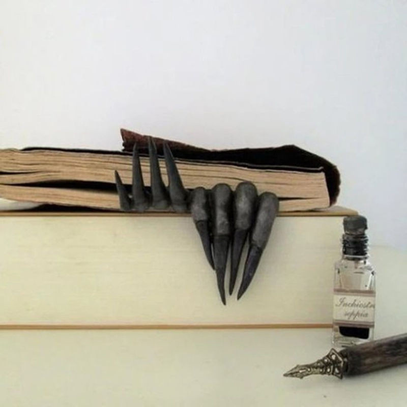 Halloween Horrorfilm Lesezeichen Hand des Teufels aus Kunstharz in Schwarz als Desktop Dekoration - Bild 1